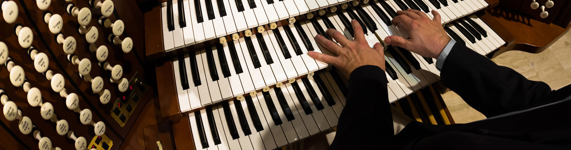 Banner 01: organist’s hands and organ stops